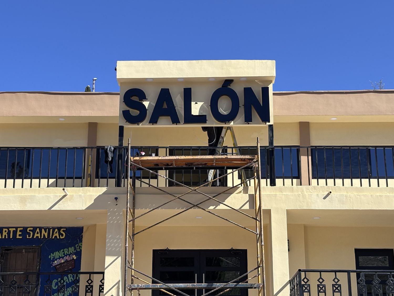 Instalación de letras SALÓN sobre andamio